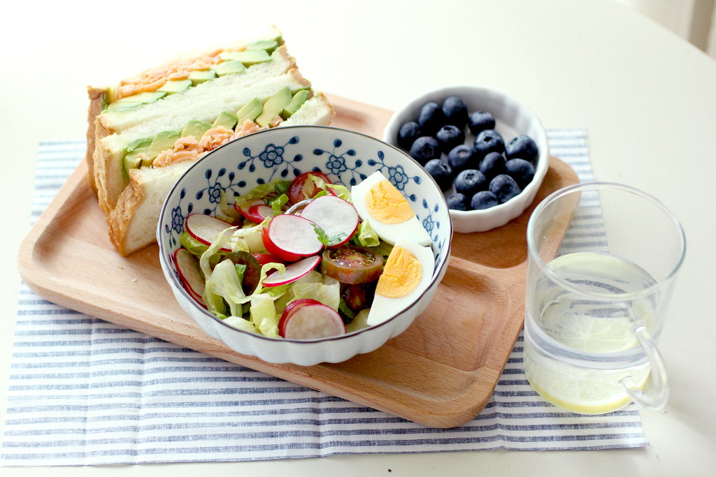 Heart-healthy meal with salmon, avocado and berries